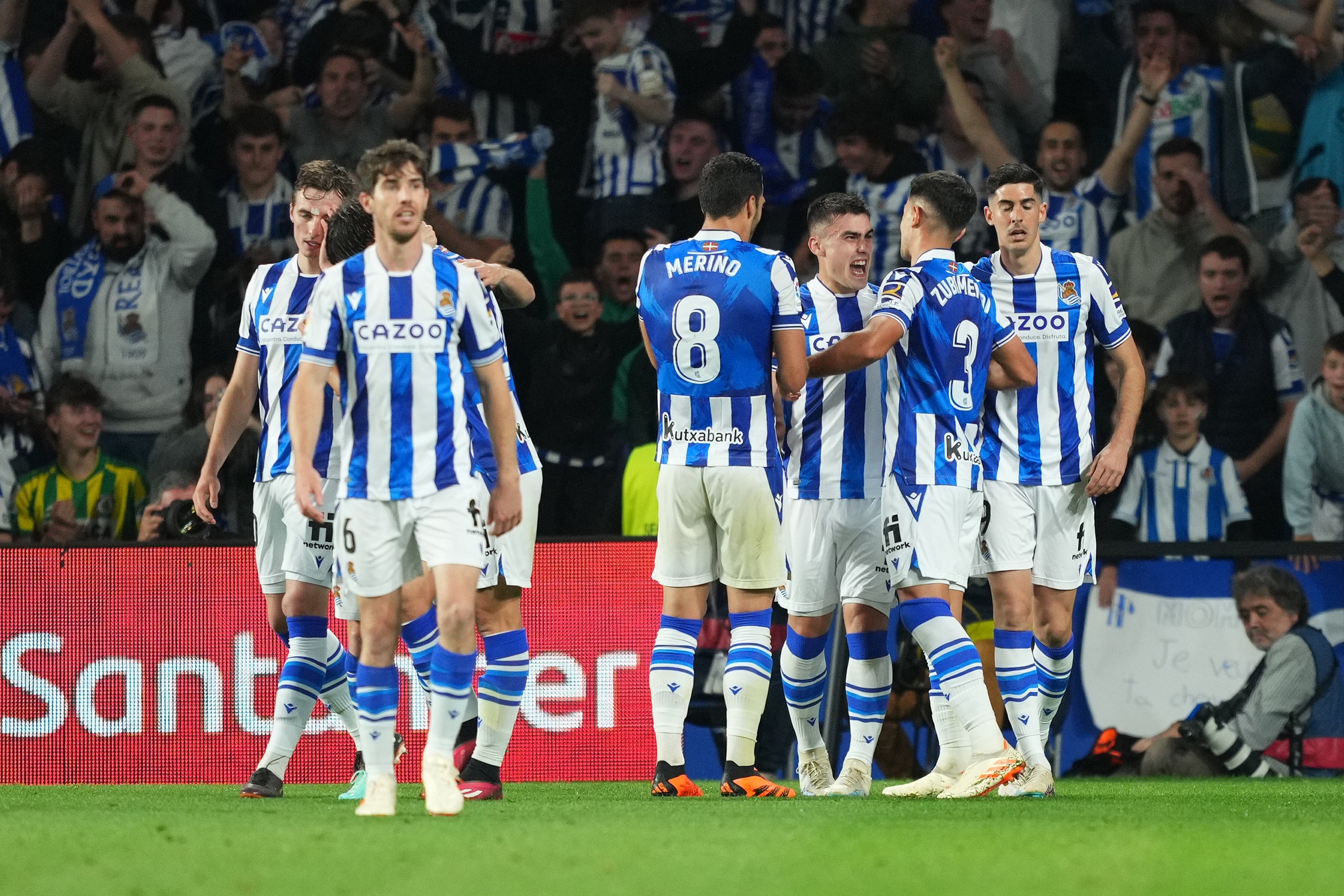 Los jugadores de la Real Sociedad celebran el segundo gol del partido.