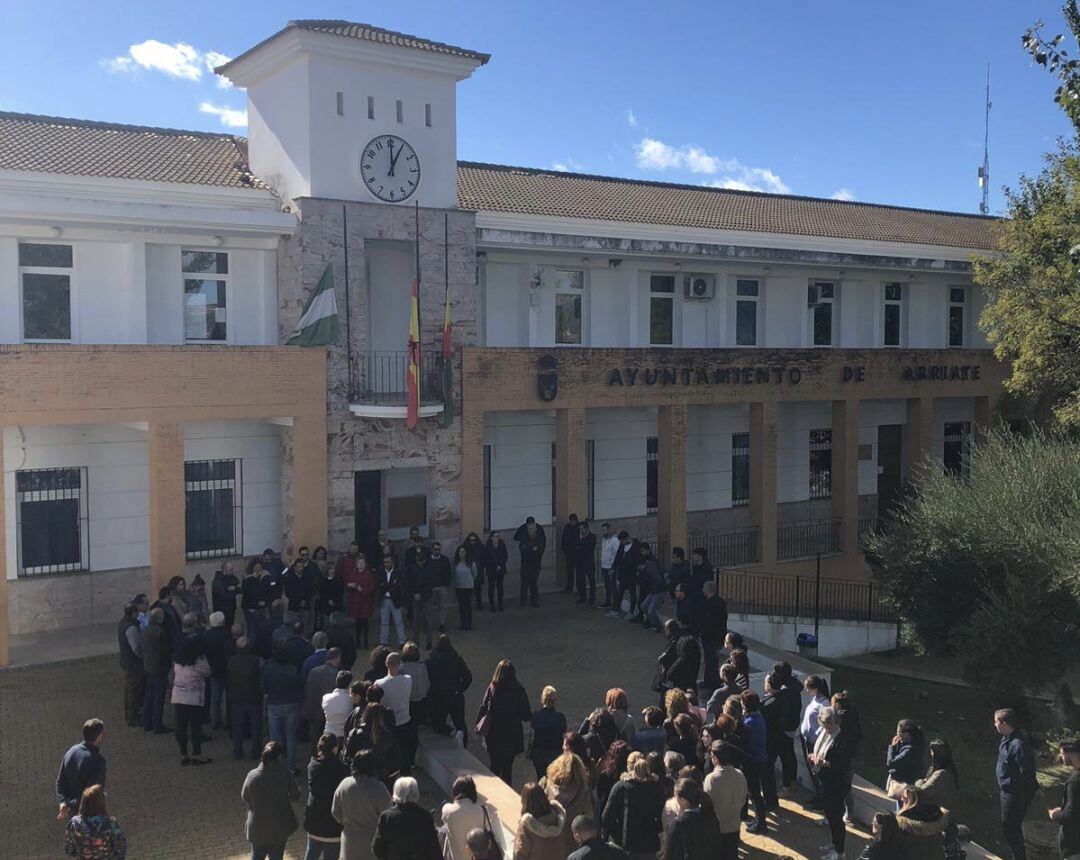 Decenas de personas han asistido al minuto de silencio en memoria de las víctimas