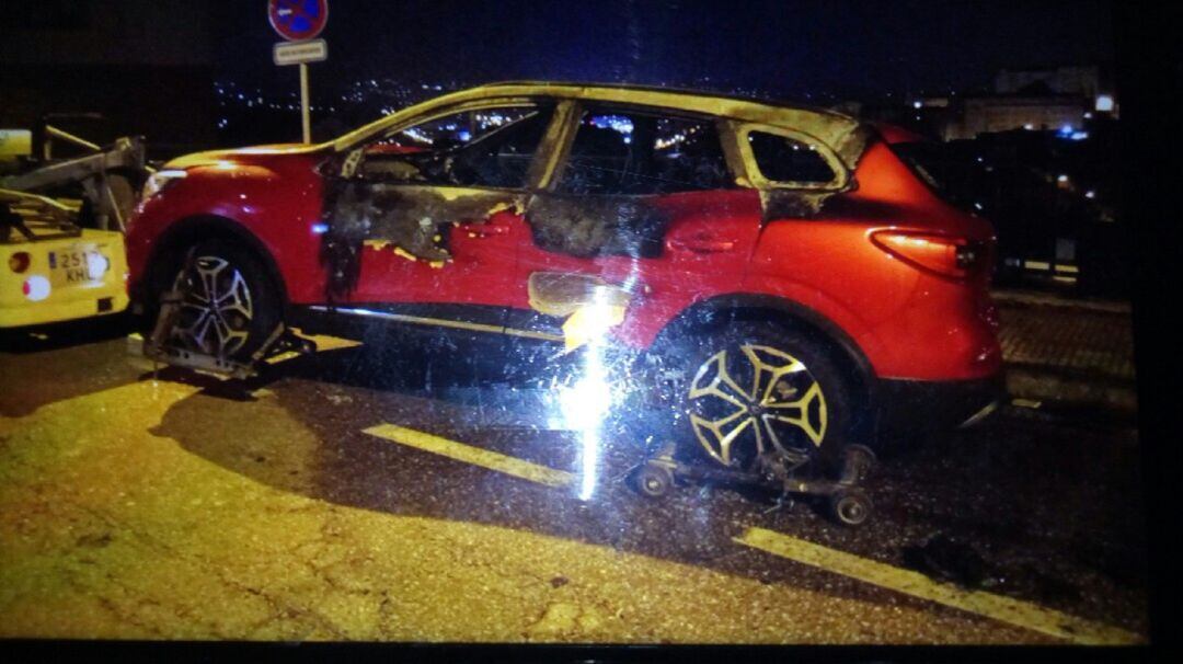 Uno de los vehículos que fue quemado