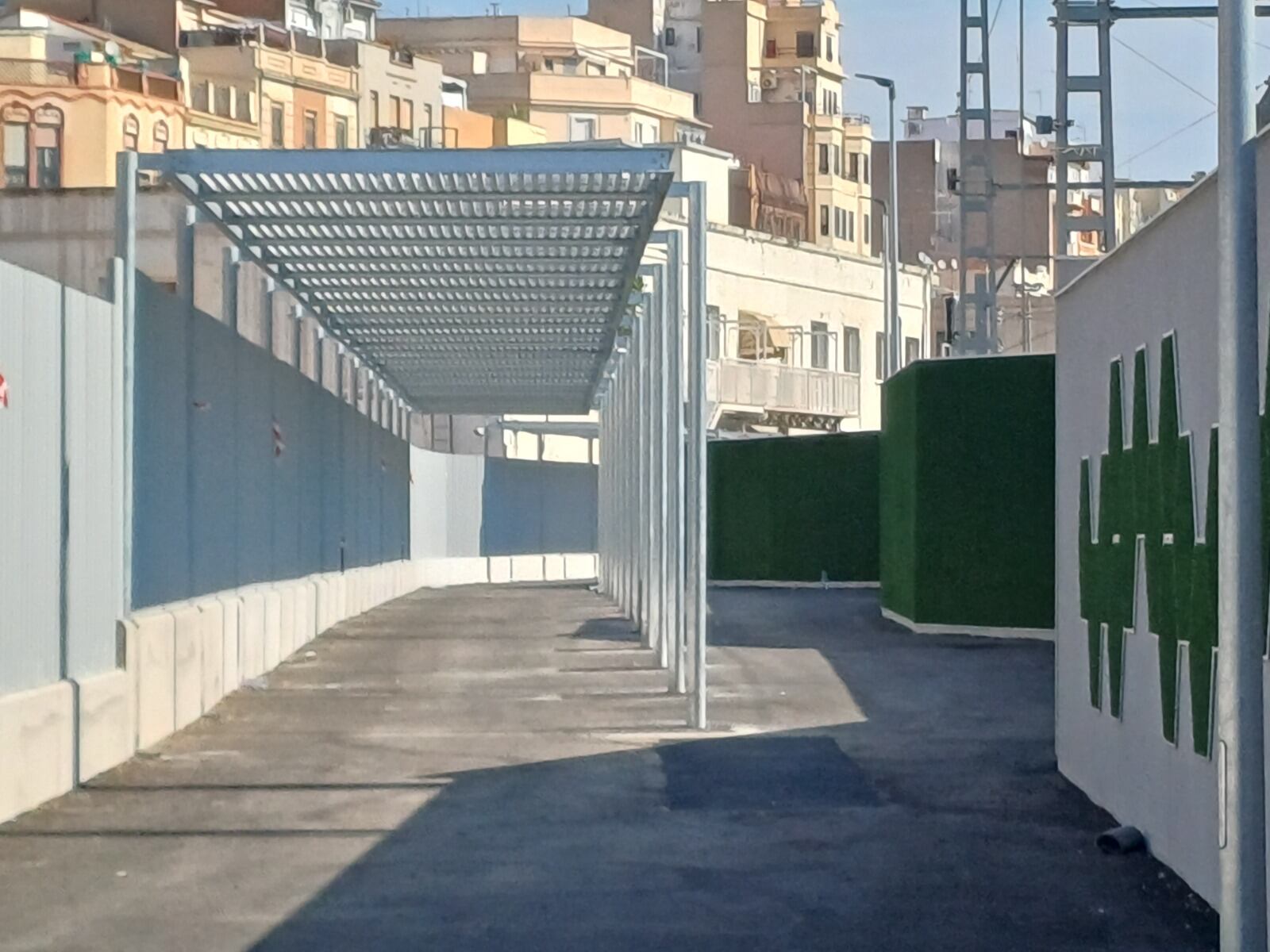 Nueva pasarela peatonal que conecta las estaciones de València-Nord y Joaquín Sorolla.
