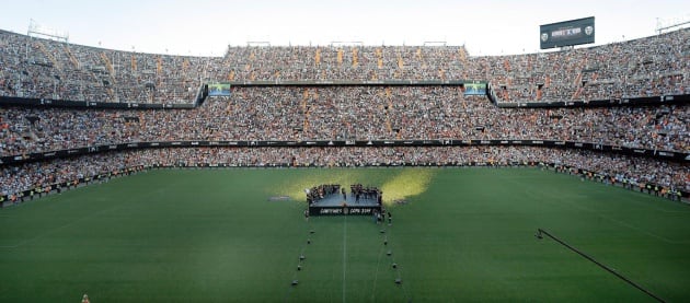 Los jugadores del Valencia CF en el estadio de Mestalla donde miles de aficionados festejan el título de Copa