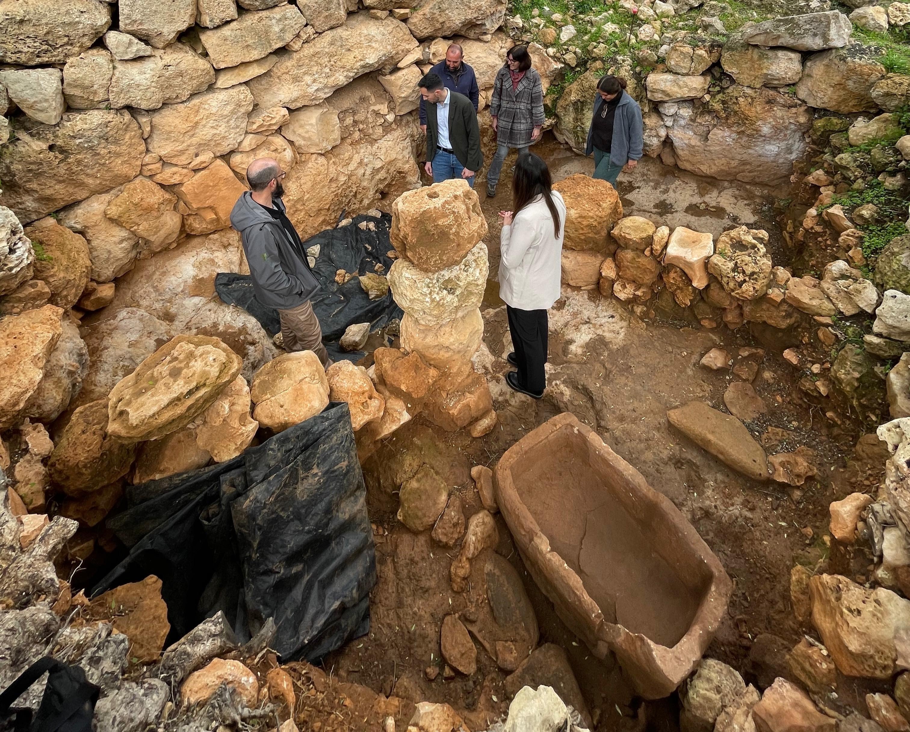 Imatges de les feines al talaiot de Sant Agustí Vell amb la pica descoberta.