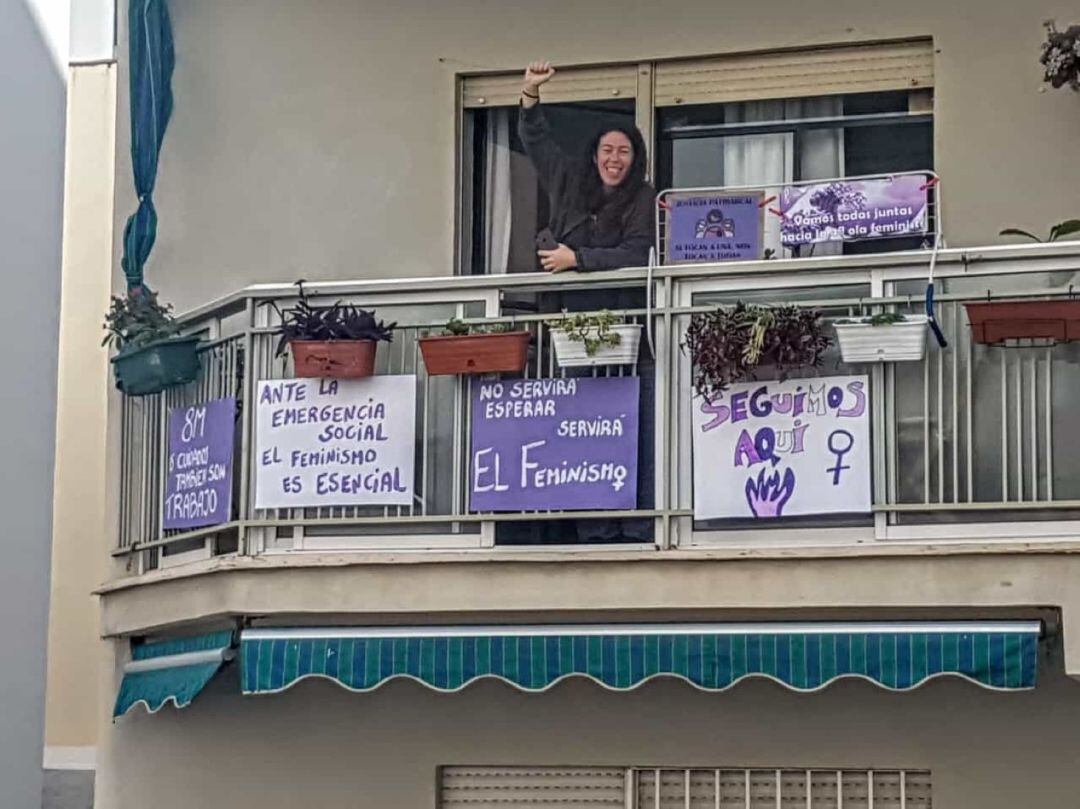 Muchas mujeres han trasladado este año de pandemia sus reivindicaciones a los balcones