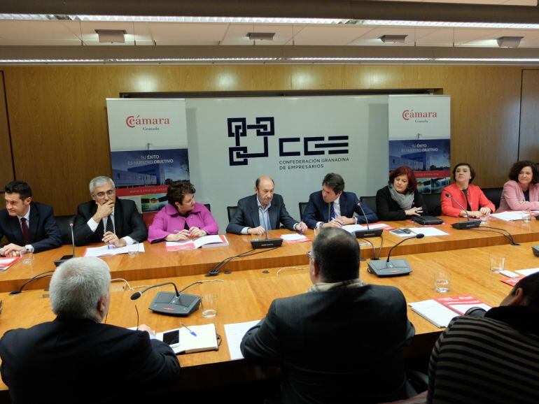 Alfredo Pérez Rubalcaba asiste a un acto de campaña del PSOE de Granada en la sede de la Confederación Granadina de Empresarios