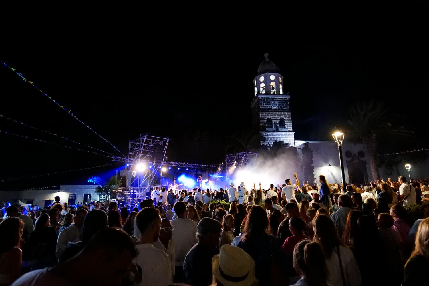 Público asistente a uno de los conciertos de la Noche Blanca de Teguise.