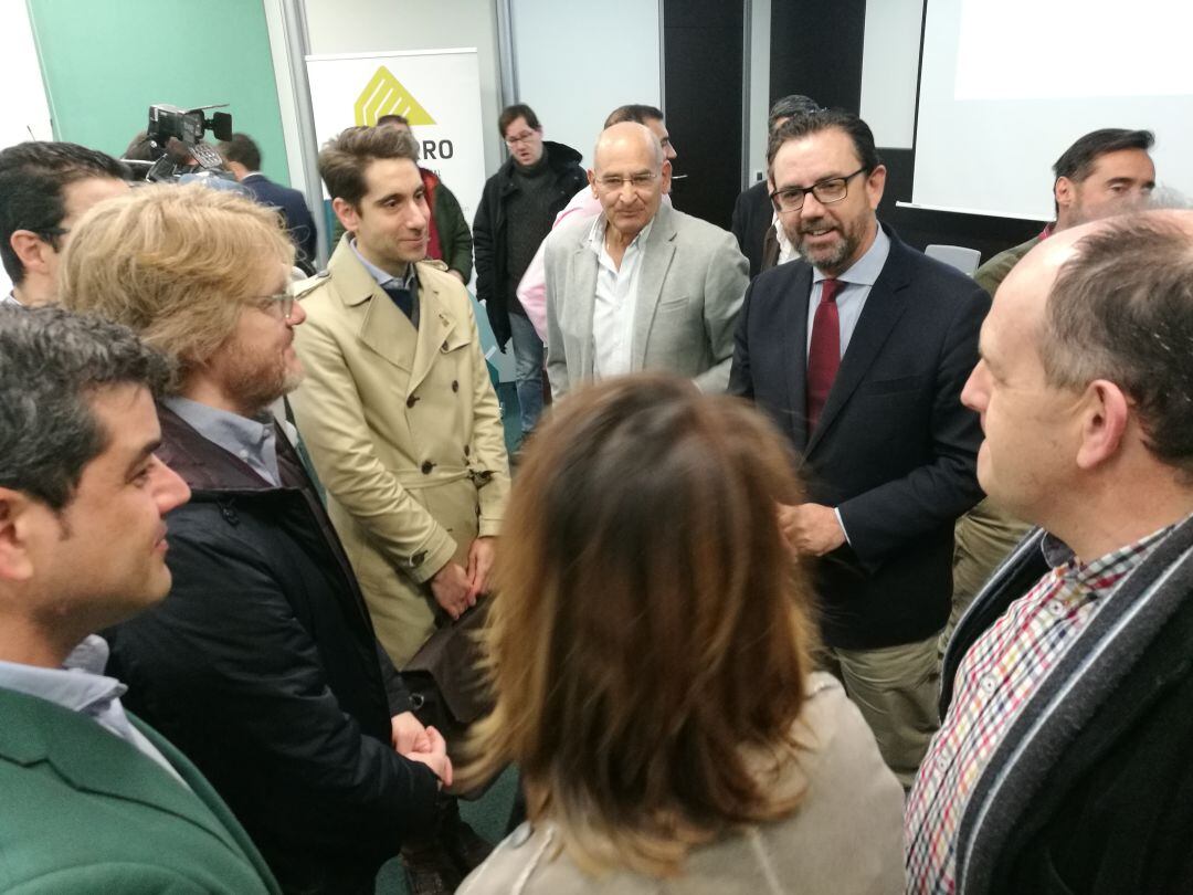 Alejandro Sáez presidente de CEPE, con chaqueta negra junto al presidente de los empresarios del Cerro Juan Manuel de Frutos saludan a los asistentes a la jornada de calidad de zonas empresariales