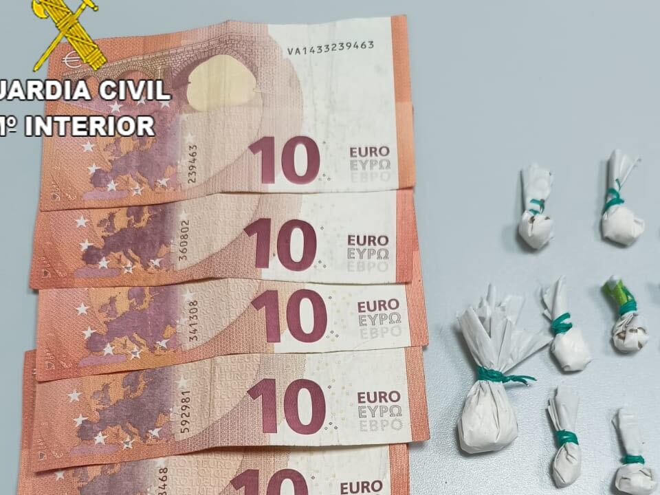 El detenido portaba papelinas de hachís y dinero en efectivo