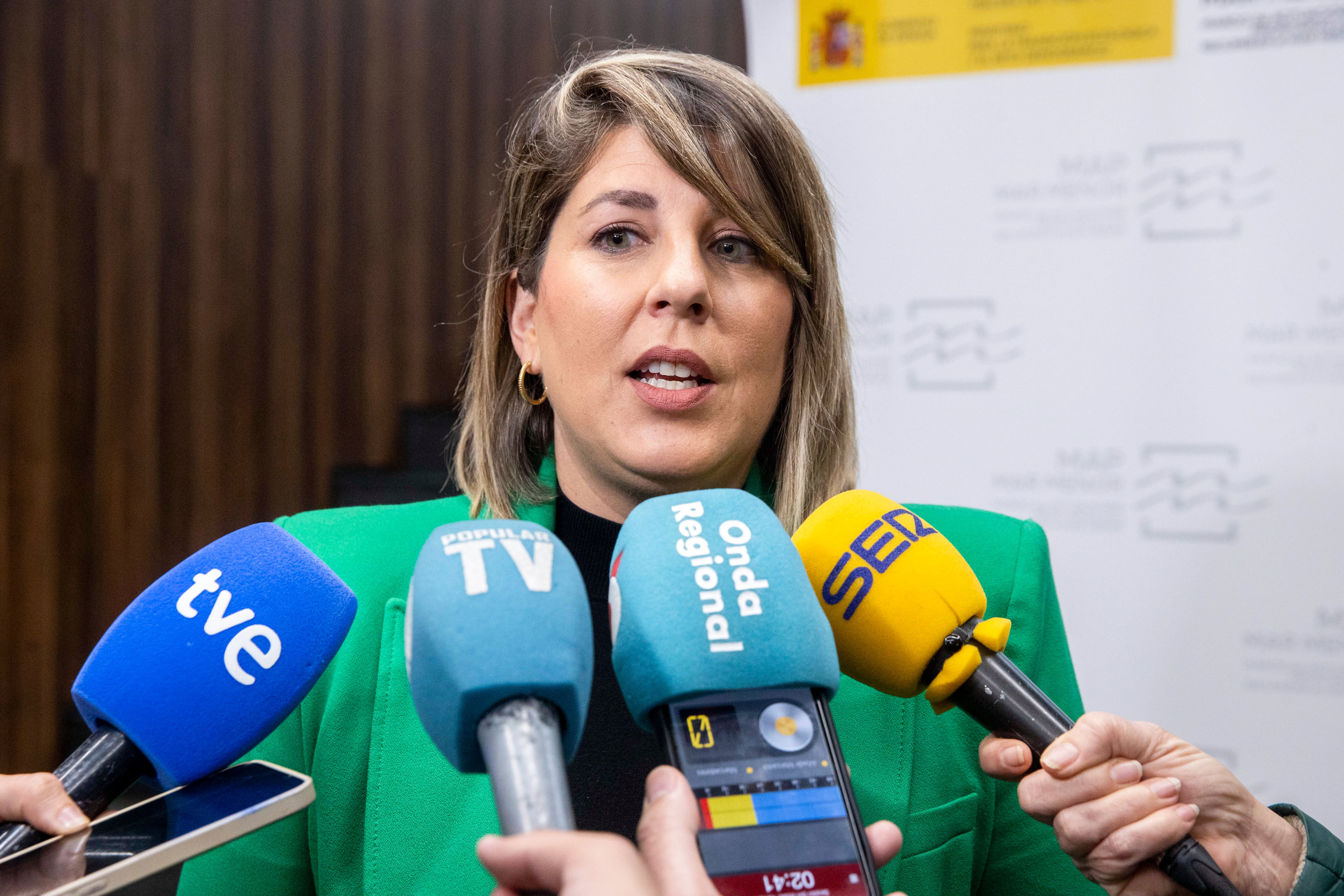 MURCIA, 28/02/2025.- La alcaldesa de Cartagena Noelia Arroyo, atiende a la prensa tras la reunión que ha mantenido con la vicepresidenta del Gobierno y ministra para la Transición Ecológica y el Reto Demográfico, Sara Aagesen, junto a los alcaldes de la cuenca vertiente del Mar Menor que engloba a las localidades de San Javier, Los Alcázares, Cartagena, Fuente Álamo, Murcia, Torre-Pacheco y La Unión, este viernes en la delegación del gobierno de Murcia. EFE/Marcial Guillén
