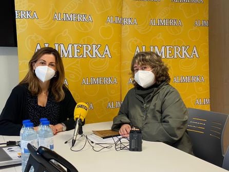 Paula Díaz-Caneja (izq.) en las instalaciones de Alimerka en Llanera junto a Paloma Llanos (dcha).