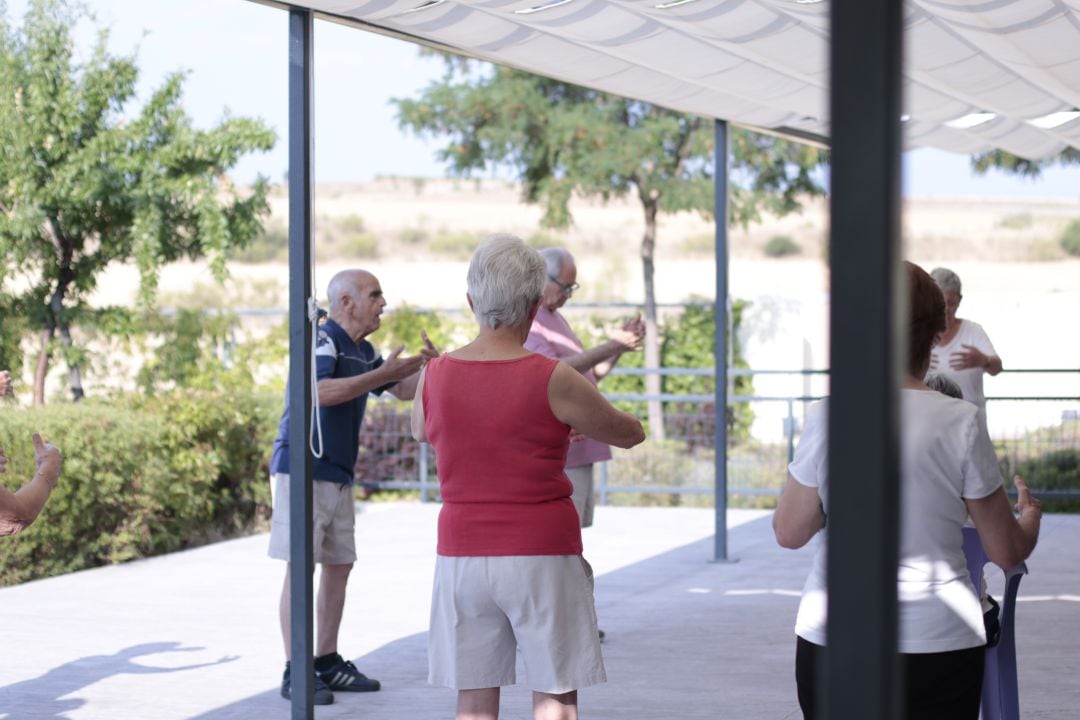 Un grupo de mayores de Trabensol haciendo Chi Kung, parecido al Tai Chi, por la mañana