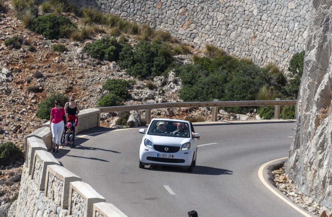 Un vehículo circulando por la carretera.