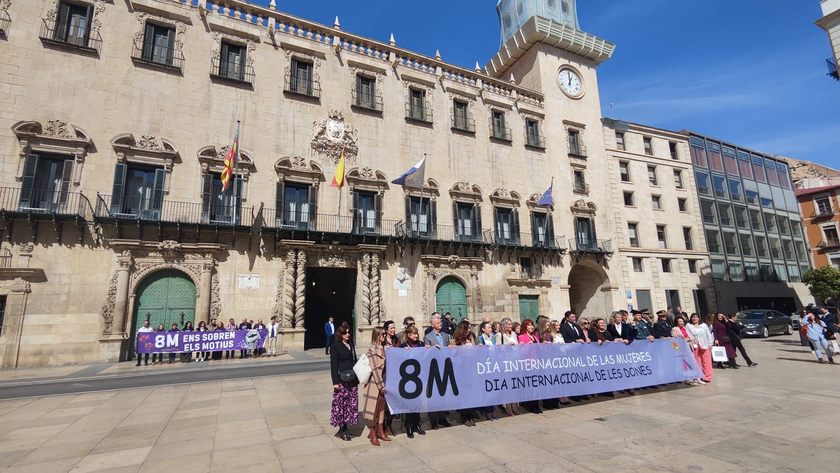 Un 8M con dos pancartas en la plaza del Ayuntamiento de Alicante