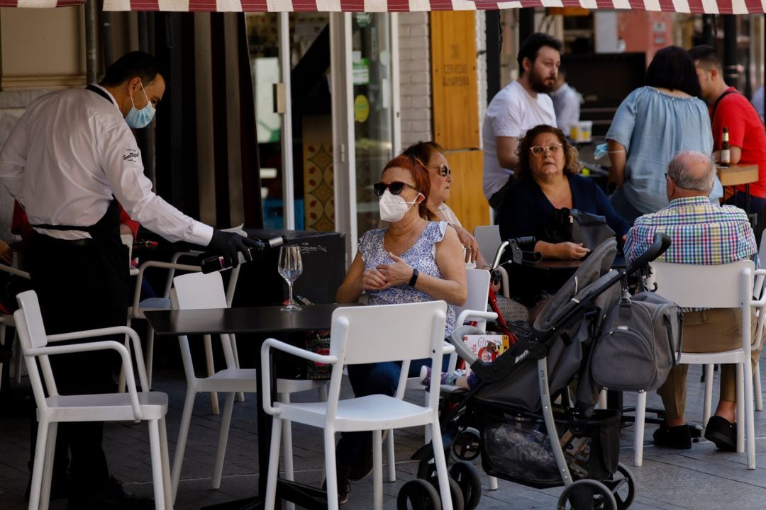 Clientes en las terrazas de los bares de la Plaza de las Flores en la capital de Murcia.