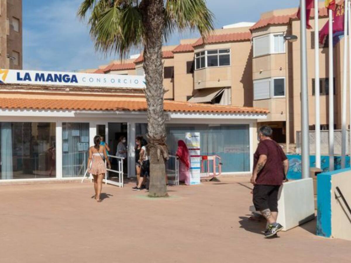 El Ayuntamiento pide más efectivos a Delegación de Gobierno para atajar el botellón en Las Dunas