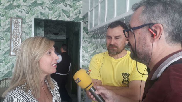 María Dolores Fernández y el teniente coronel José Miguel Garcés atienden al micrófono de Radio Sevilla