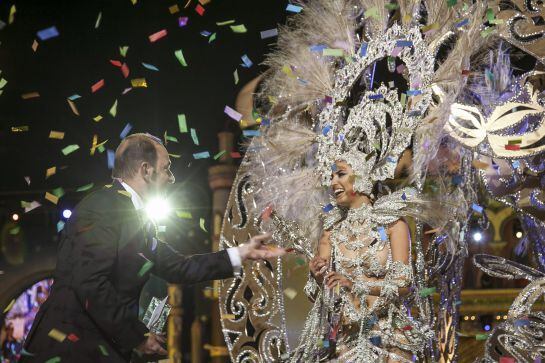 El alcalde de Las Palmas de Gran Canaria hace entrega del cetro de Reina del Carnaval a la joven Aranzazu Estévez.