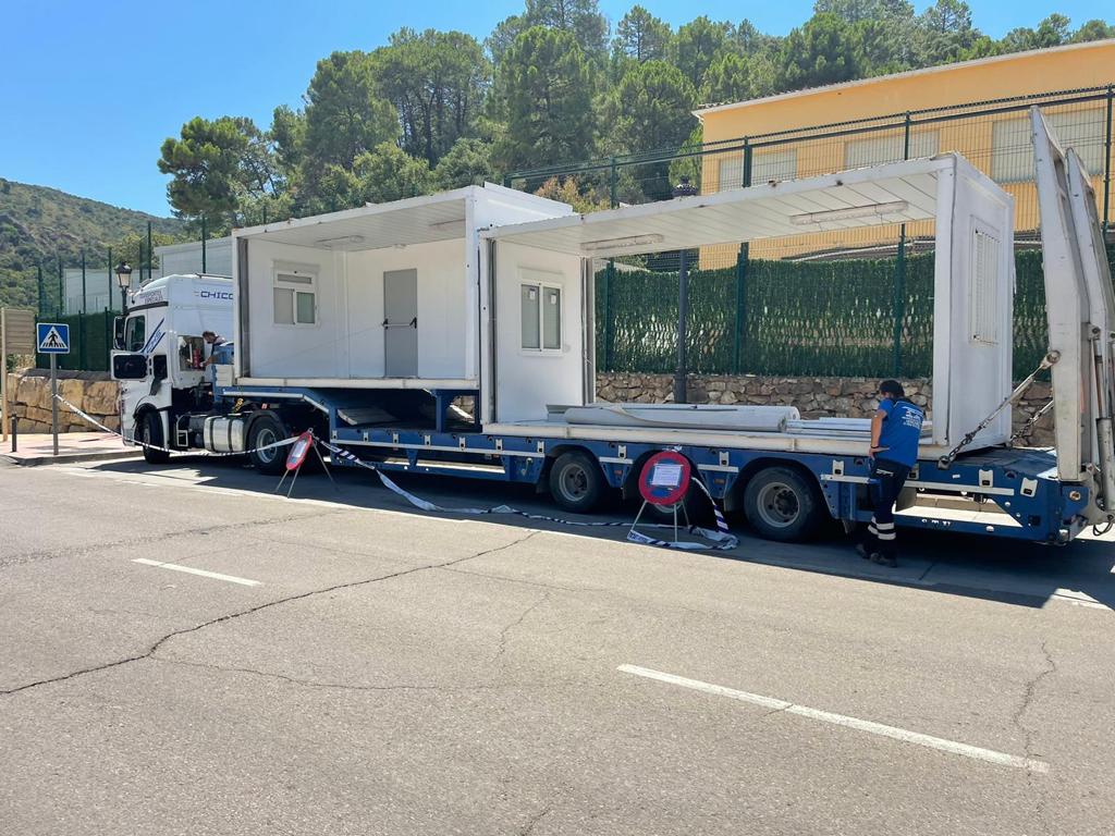 Las últimas aulas prefabricadas han llegado este mismo verano al centro escolar en Benahavís (Málaga)