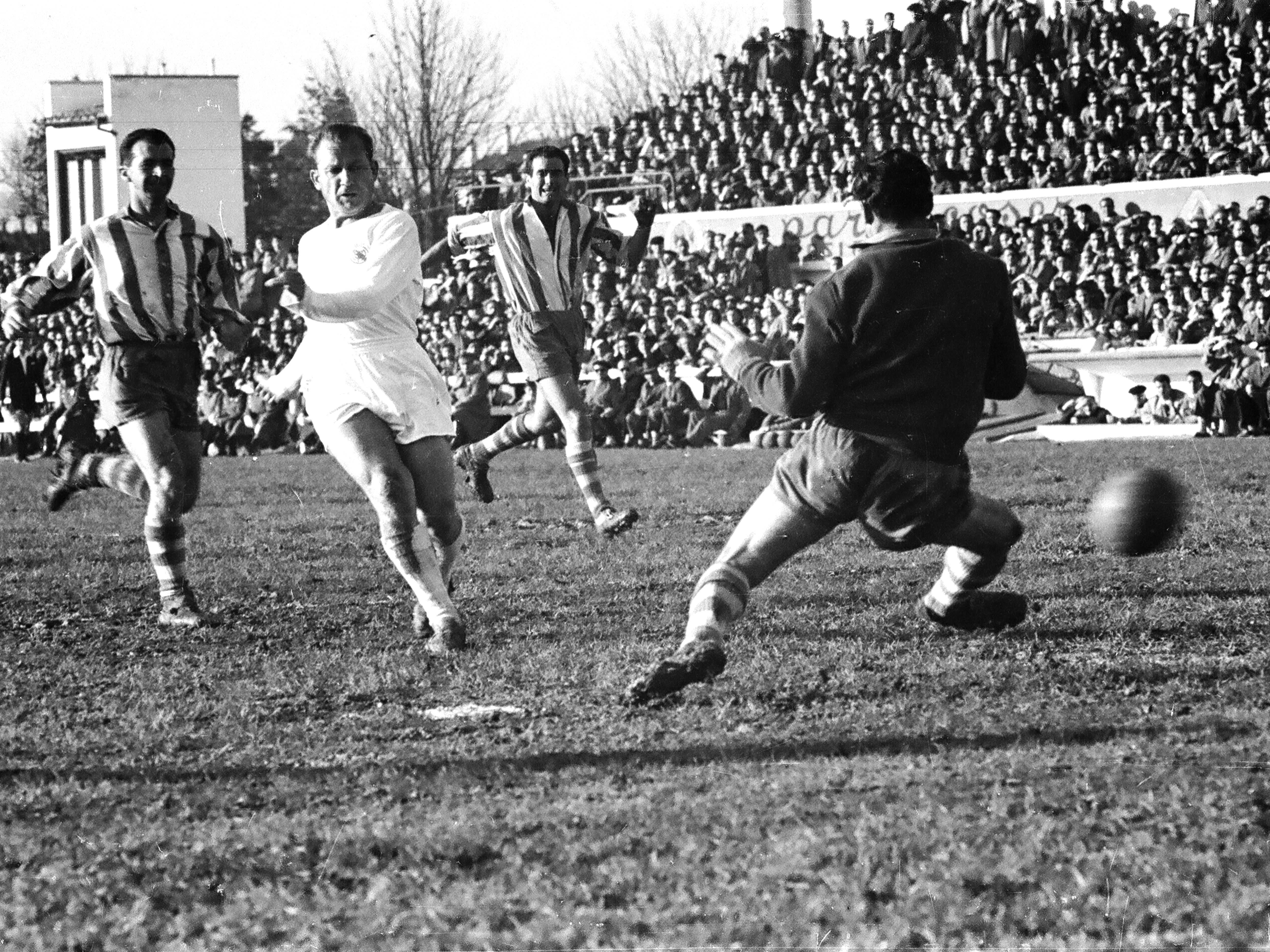 Arbulu rechaza con el pie un disparo de Di Stefano