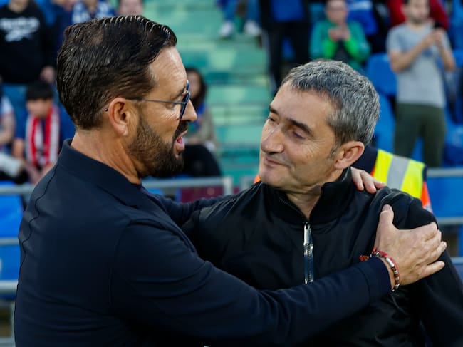GETAFE, 03/05/2024.- Los técnicos del Athletic Club, Ernesto Valverde (d) y del Getafe, José Bordalás, se saludan antes del inicio del encuentro correspondiente a la jornada 34 que Getafe y Athletic Club disputan hoy viernes en el Coliseum de Getafe. EFE / Sergio Pérez.