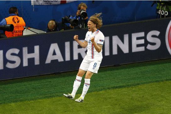 Bjarnason celebra el gol del empate de Islandia