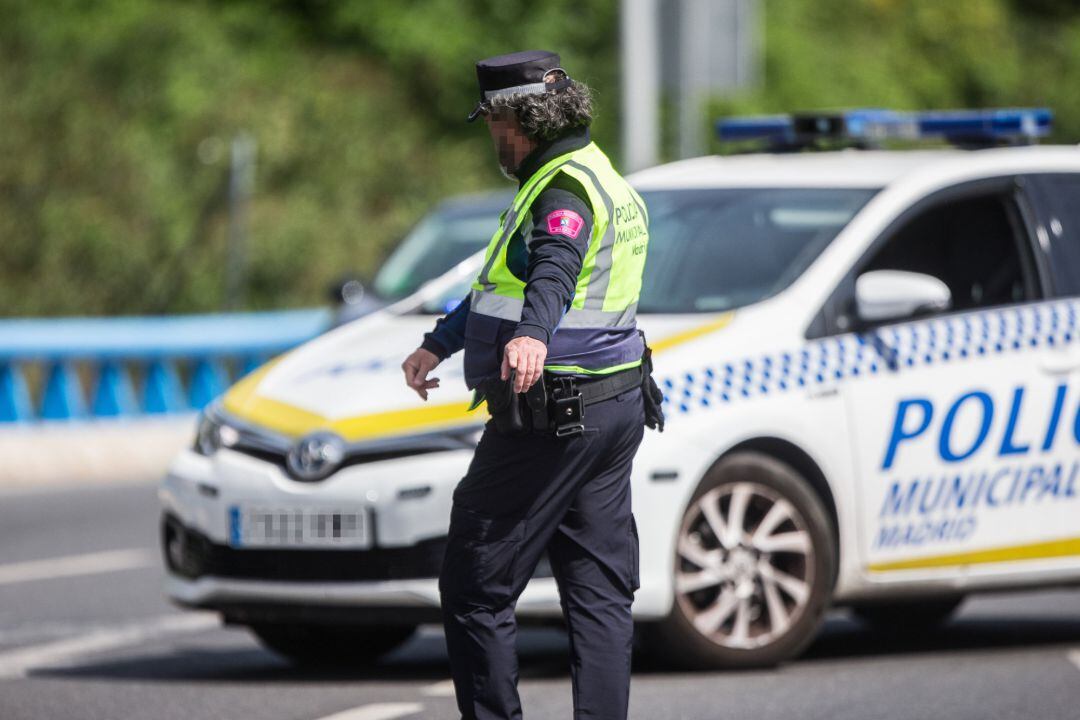 Un agente de la Policía Municipal de Madrid en un control policial. Archivo.