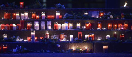 Velas en el centro educativo de Alemania donde estudiaban los 16 jóvenes fallecidos en el vuelo de GermanWings.