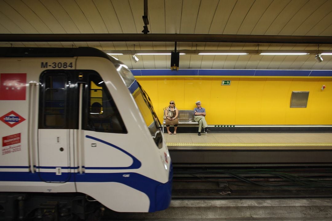 Pasajeros esperan para subir al Metro.