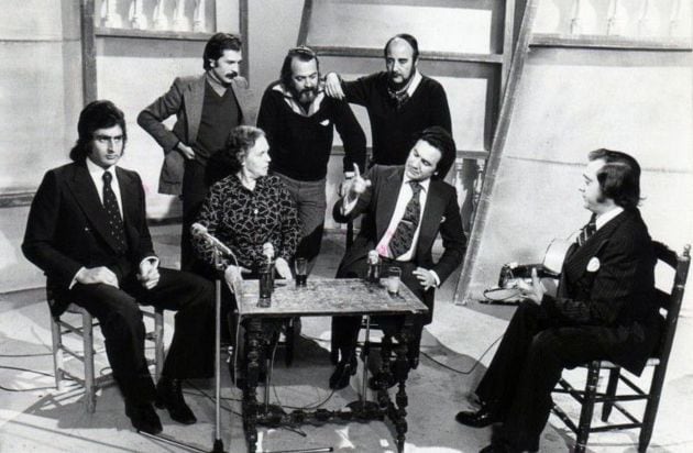 Programa &#039;Flamenco&#039; de TVE. Antonio Galanes (palmero y cantaor), María la Talepona (cantaora), Talegón de Córdoba (cantaor), Enrique Escudero (cantaor), Miguel Espín (asesor del programa) y, arriba, en medio, Miguel de la Hoz (realizador) junto a Fernando