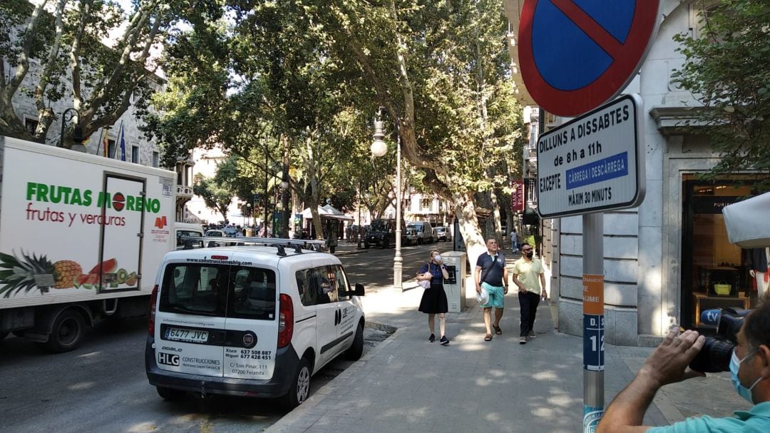 Señal de carga y descarga en la Plaza des Mercat