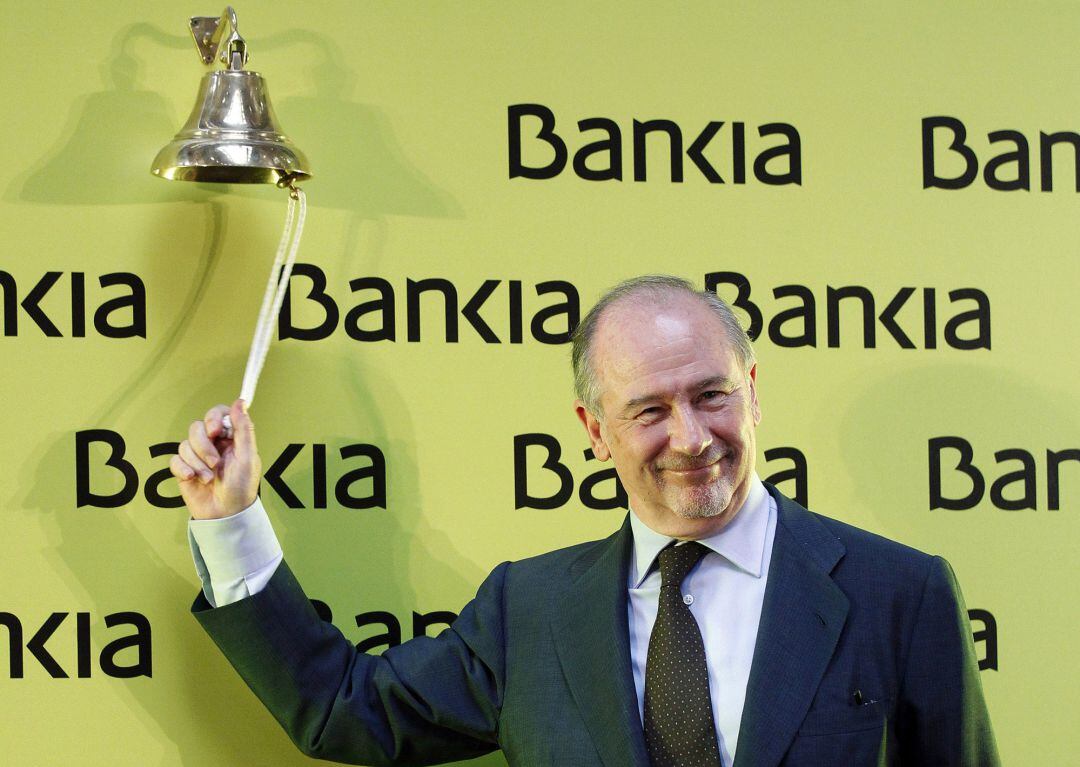 Rodrigo Rato hace sonar la campana durante el debut de Bankia en la bolsa.  
 