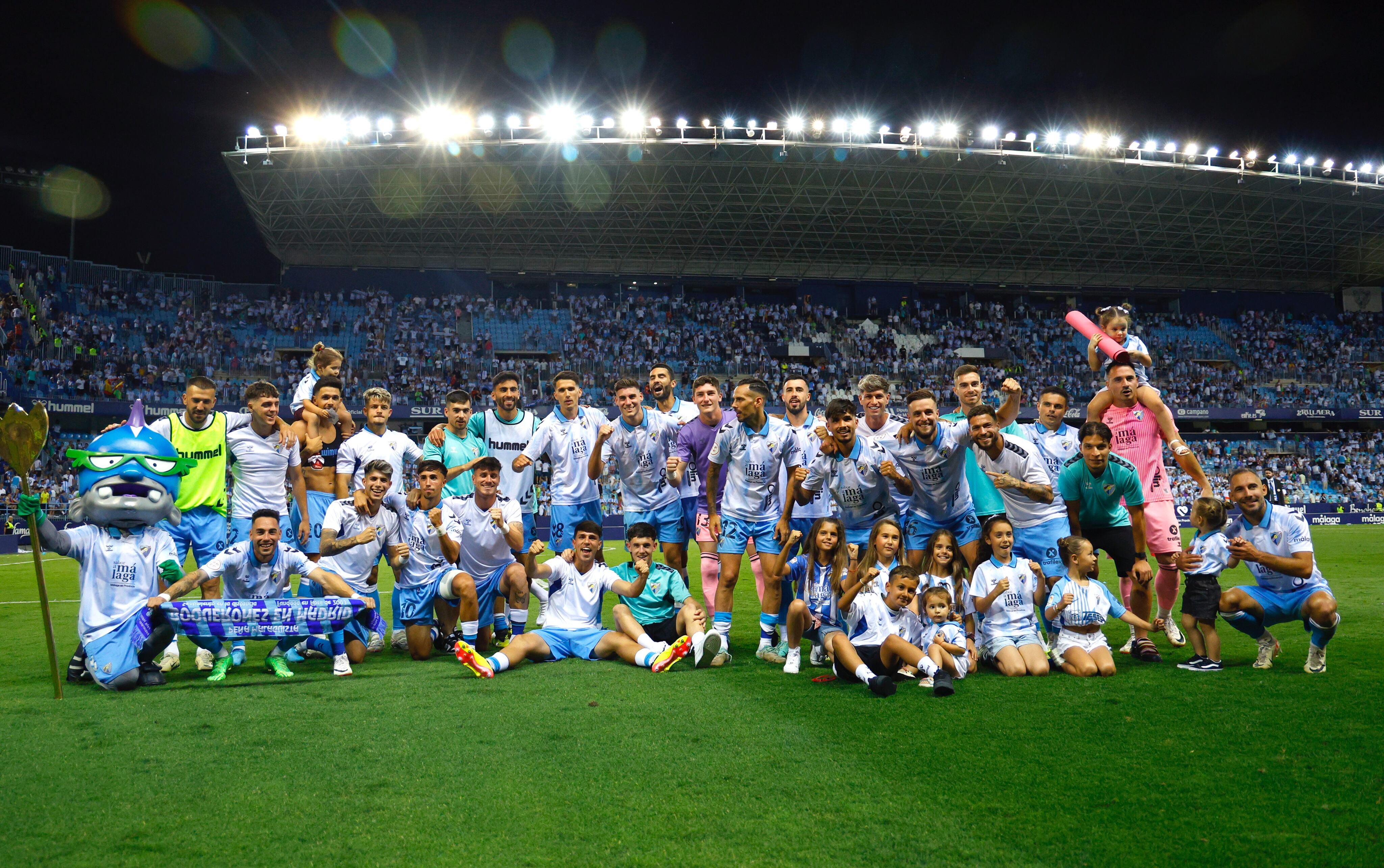 Los jugadores del Málaga celebraron con esta foto de familia el triunfo en el primer partido