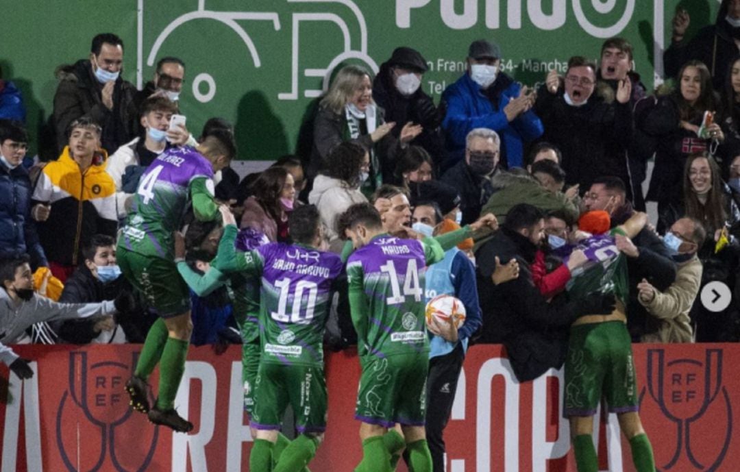 Los jugadores del Mancha Real celebran el gol frente al Granada