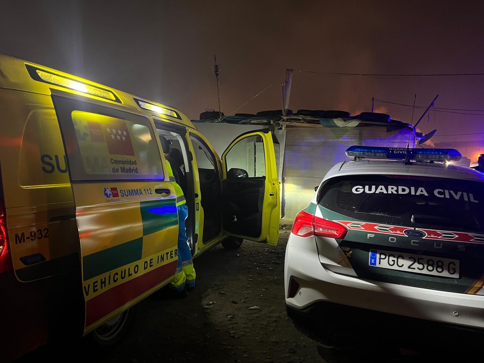 Miembros del SUMMA 112 y de la Guardia Civil se han personado este Domingo en una zona de infraviviendas de Valdemoro, donde un hombre de 84 años ha fallecido por quemaduras en un incendio que se ha producido en la calle Granada de la localidad madrileña.