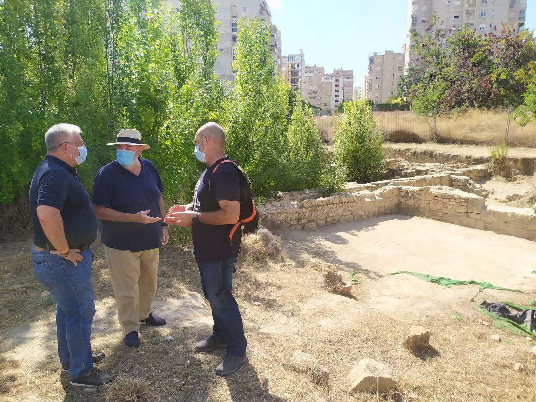 Antonio Manresa frente al yacimiento romano de Lucentum