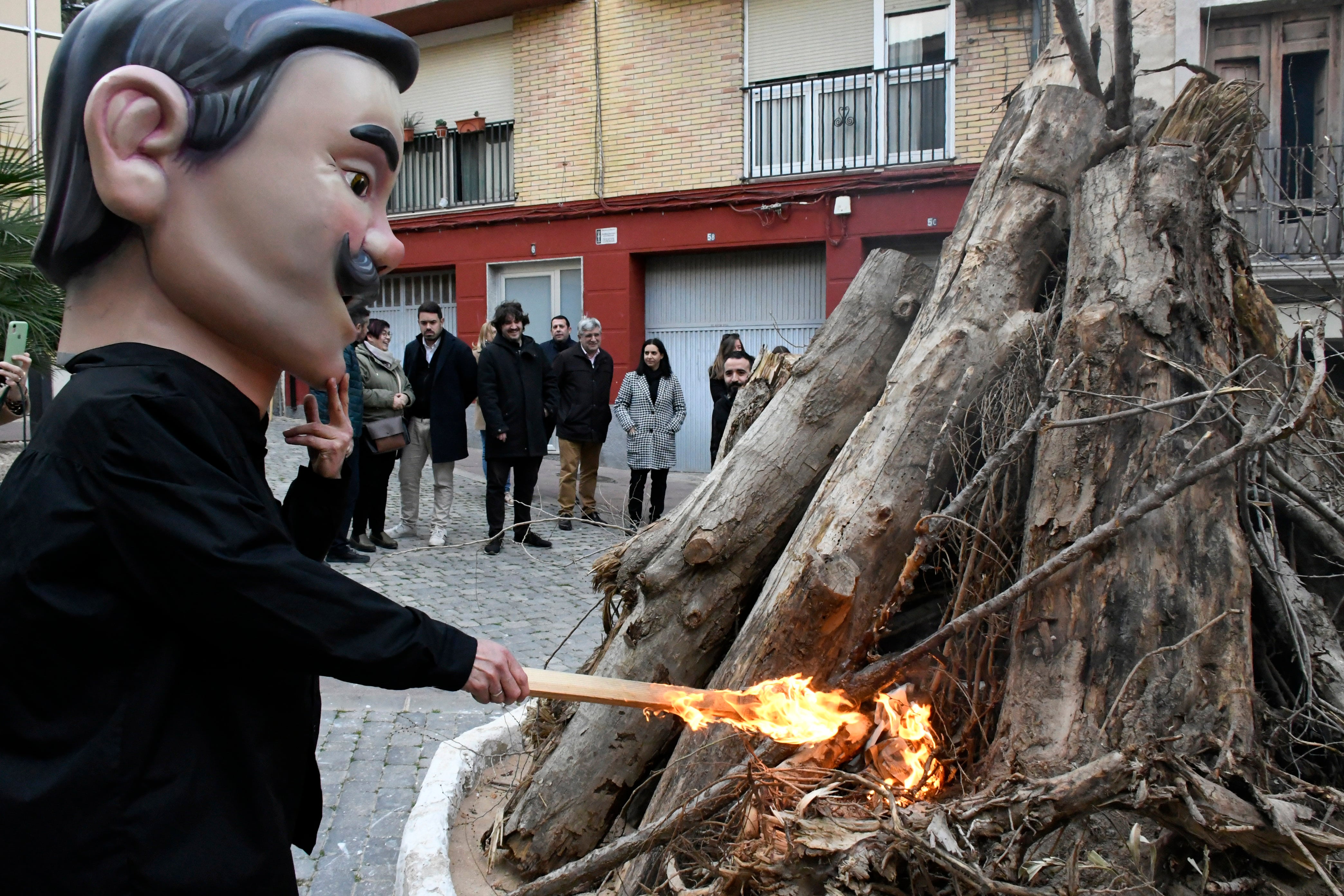 Otro momento del encendido de la hoguera