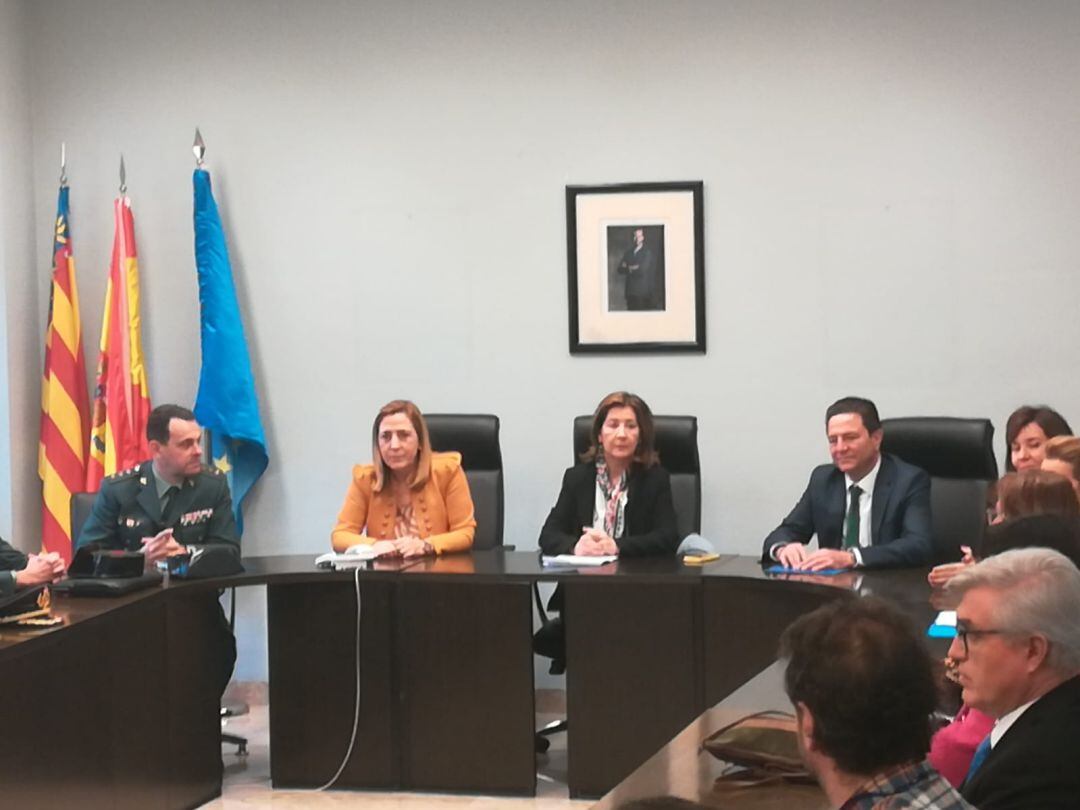 La magistrada y vocal del CGPJ, Carmen Llombart (c), y el presidente de la Audiencia Provincial de Alicante, Juan Carlos Cerón (d), en la constitución de la Comisión Provincial de Coordinación contra la Violencia de Género de Alicante.