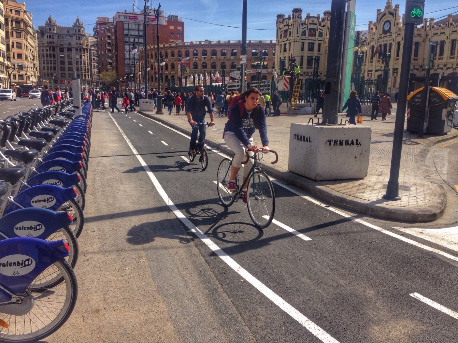 Ciclistas en carril bici por el centro de València