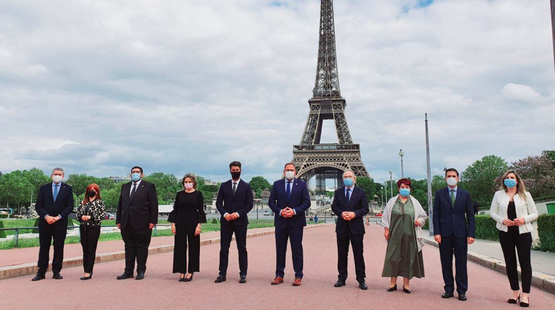 Representantes políticos de las administraciones, entre ellos las alcaldesas de Úbeda y Baeza, Toni Olivares y Lola Marín, posan delante de la Torre Eiffel.