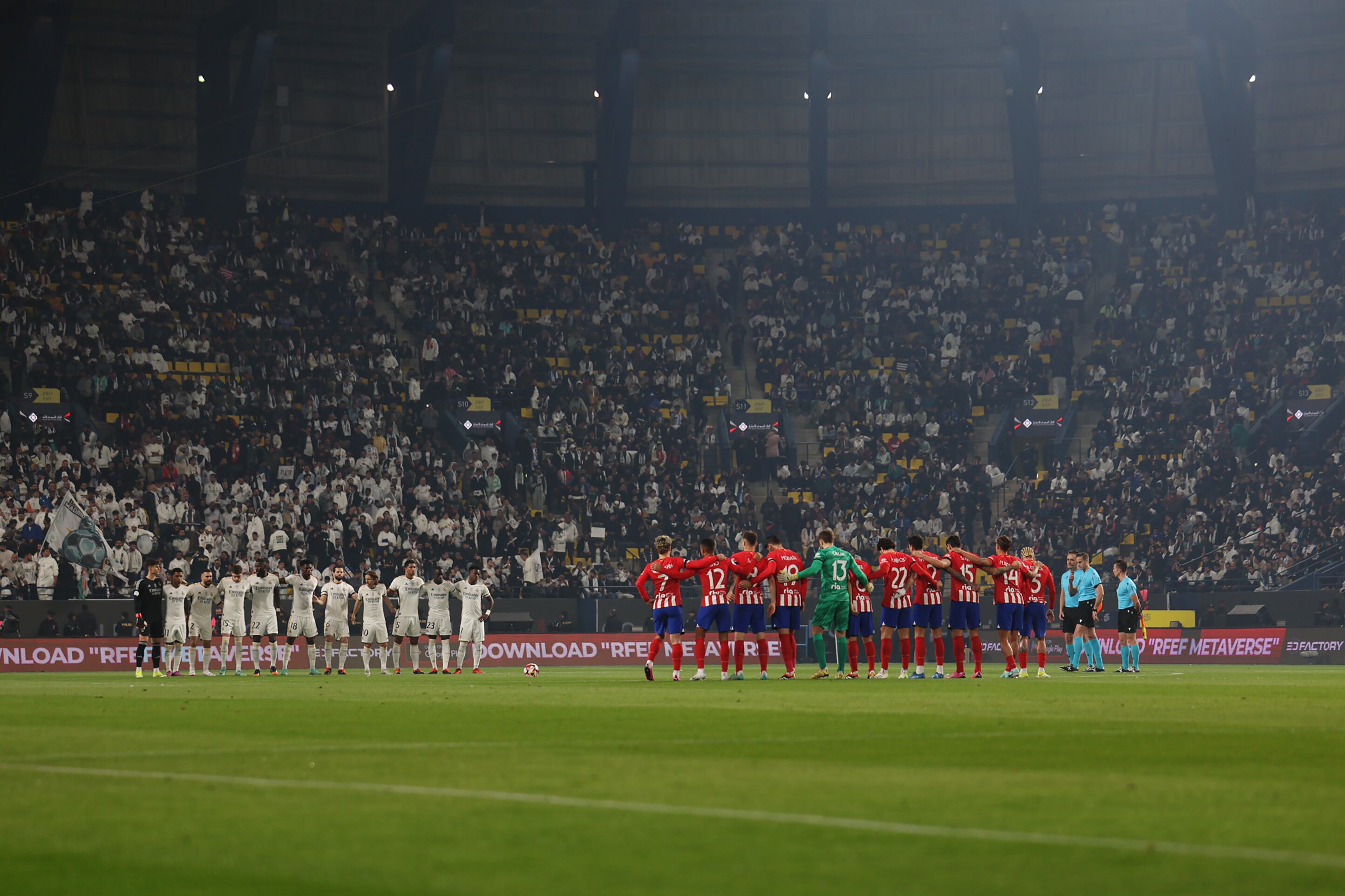 RIYADH, SAUDI ARABIA - JANUARY 10: Players, match officials and fans take part in a minute&#039;s silence for Franz Beckenbauer prior to the Super Copa de Espana match between Real Madrid CF and Atletico Madrid at Al-Awwal Park on January 10, 2024 in Riyadh, Saudi Arabia. (Photo by Yasser Bakhsh/Getty Images)