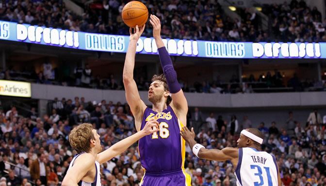 Pau Gasol tira a canasta ante Terry y Nowitzki