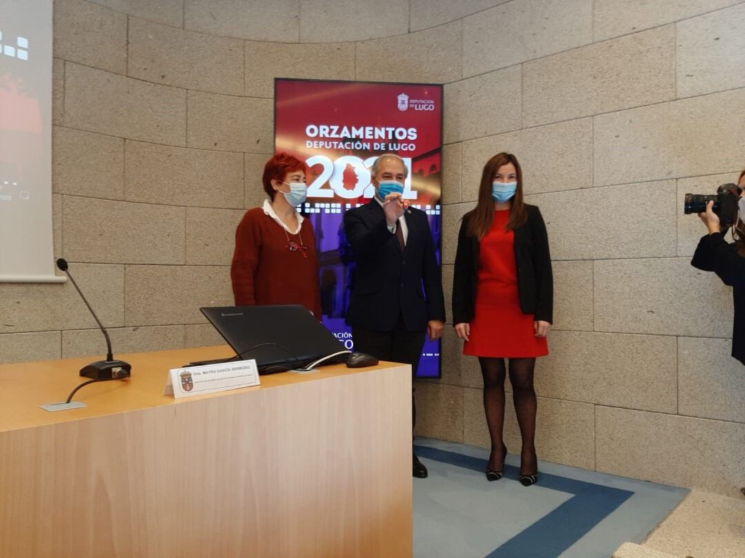 El presidente de la Diputación de Lugo, José Tomé, y la vicepresidenta, Maite Ferreiro, en la rueda de prensa para presentar los presupuestos de la institución provincial para 2021. 