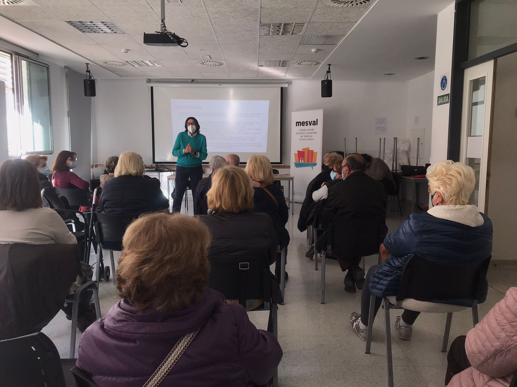 Personas mayores del el Centro de actividades de Mayores de Patraix asisten a un curso sobre Banca Digital