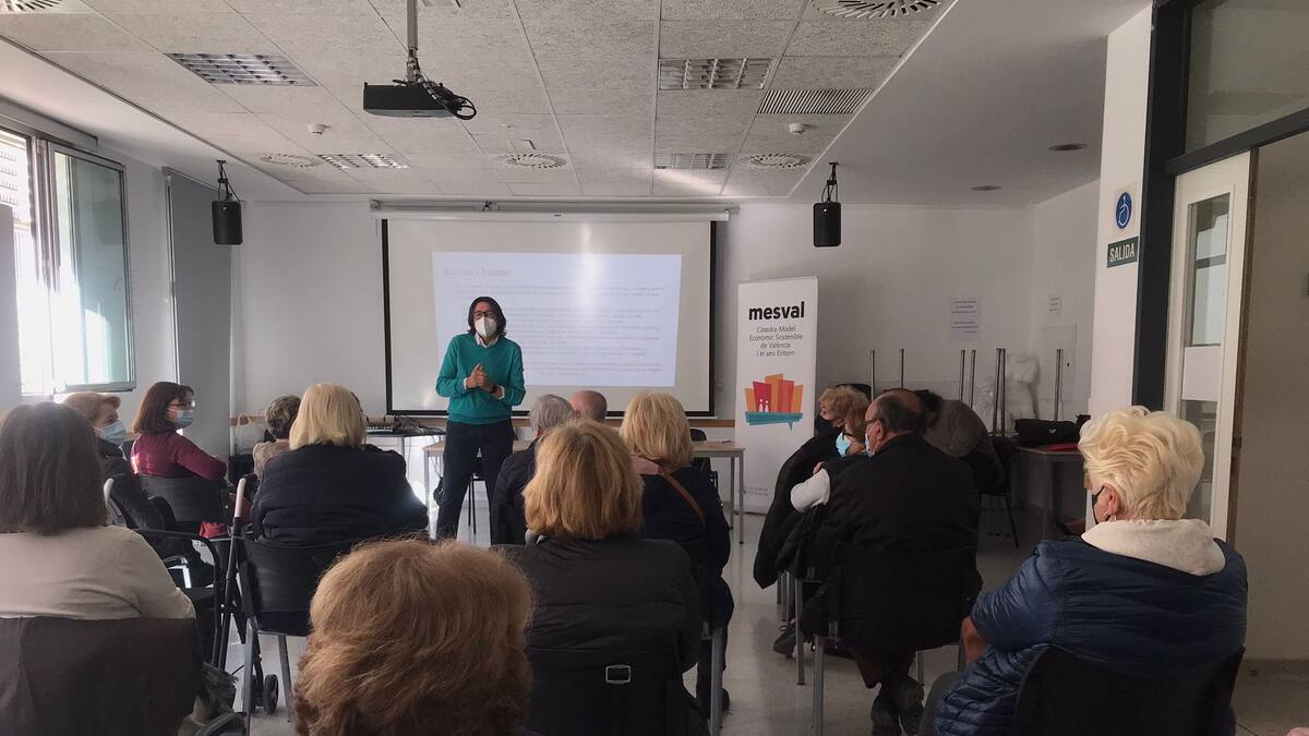 València estrena el programa de formación digital financiera para personas mayores