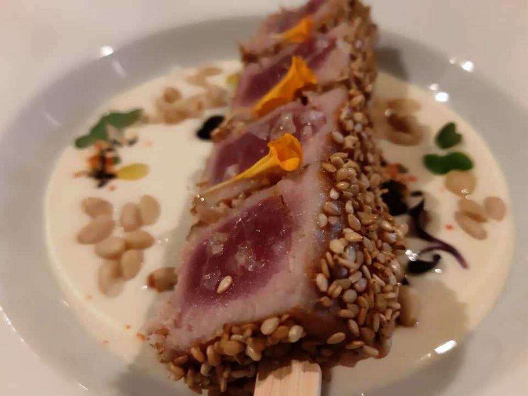 Tataki de atún con ajoblanco de piñones y moscatel