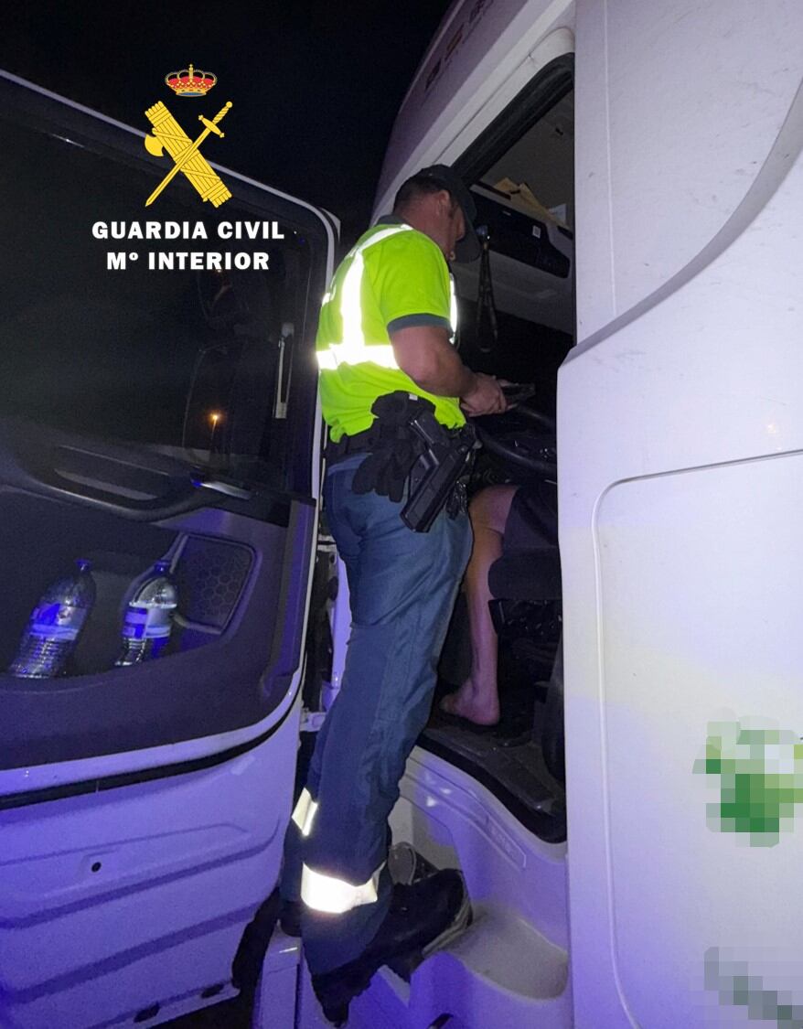 La Guardia Civil inspecciona la cabida del vehículo para comprobar las infracciones cometidas