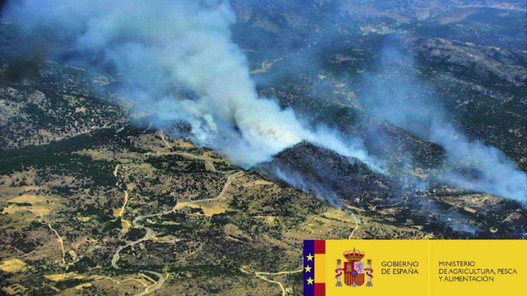 Vista aérea de la zona que está siendo pasto de las llamas en El Hoyo de PInares