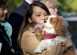 Nina Pham abraza a su perro, Betley