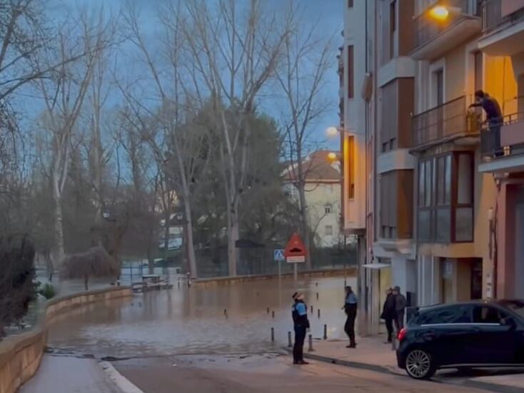 Policía Local interviniendo tras las inundaciones en la calle Espolón
