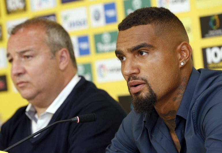 El jugador Kevin-Prince Boateng  junto al presidente de la UD Las Palmas, Miguel Angel Ramírez.