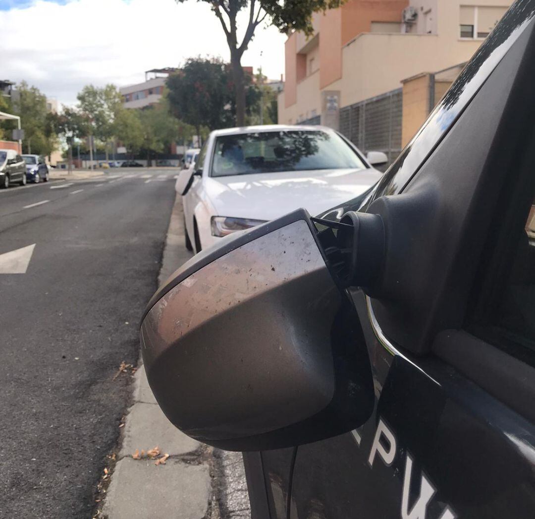 Varios retrovisores amanecen rotos en la calle Luis Rosales de la capital ciudadrealeña